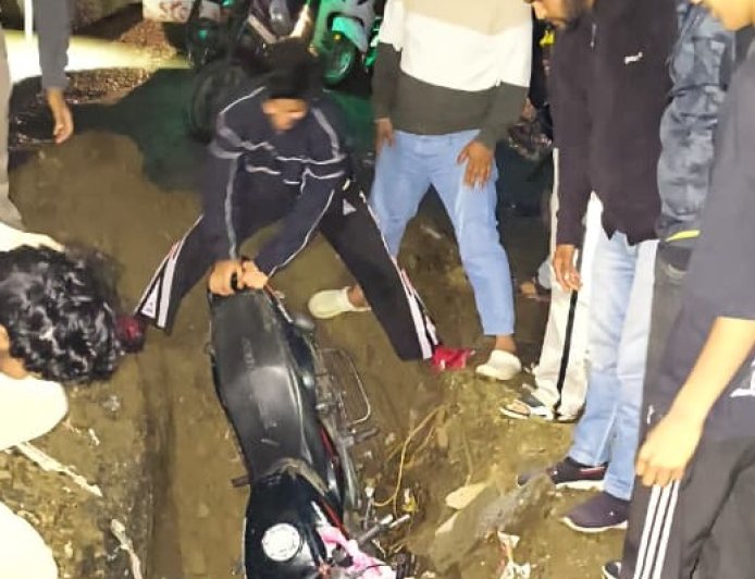 लोहाघाट: जिलाधिकारी के निर्देशों की अनदेखी, खुला कलमठ बना सड़क दुर्घटनाओं का कारण