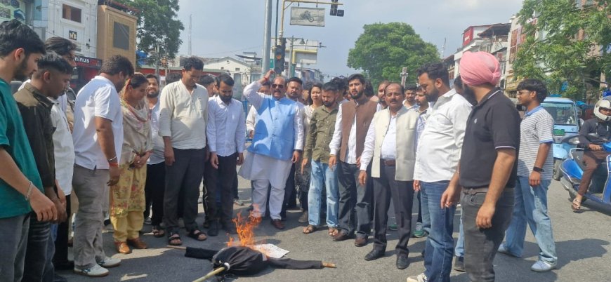पेट्रोल और डीजल के दामों में वृद्धि: देहरादून में यूथ कांग्रेस का विरोध प्रदर्शन