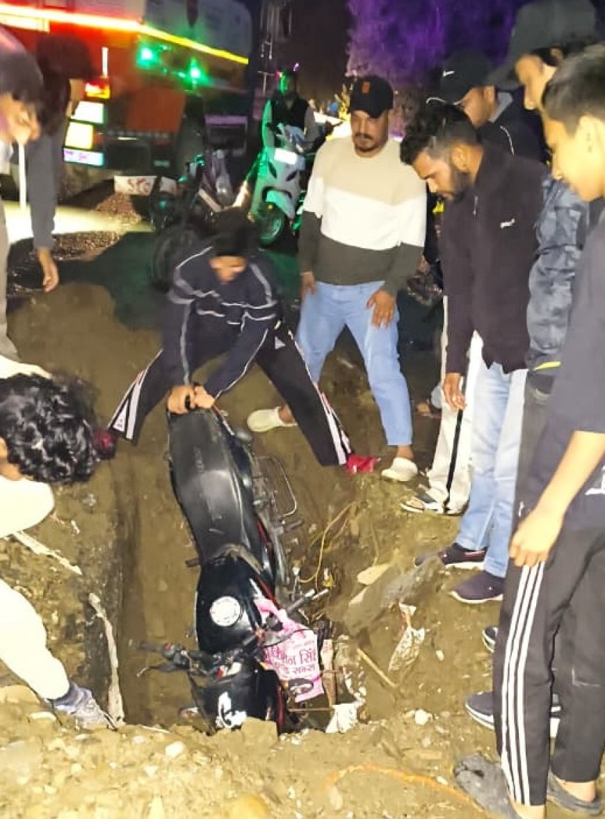 लोहाघाट: जिलाधिकारी के निर्देशों की अनदेखी, खुला कलमठ बना सड़क दुर्घटनाओं का कारण