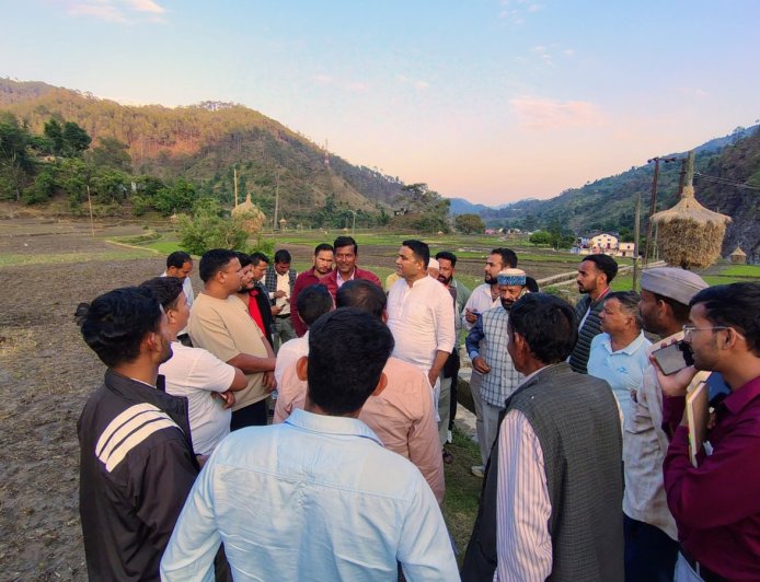 कैबिनेट मंत्री राम सिंह कैड़ा ने ओखलकांडा के ग्रामीणों से मिलकर जानें उनकी समस्याएं
