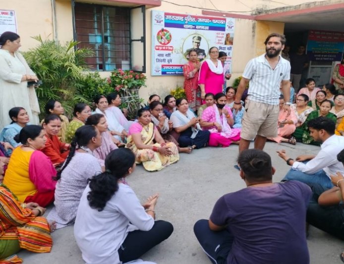 बनबसा में नाबालिग से छेड़छाड़ मामले ने पकड़ी गर्मी, संगठनों ने किया थाने का घेराव