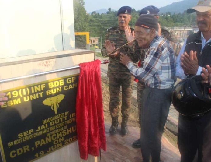 चम्पावत में पूर्व सैनिक कैंटीन का उद्घाटन, 93 वर्षीय युद्ध वीर जय दत्त की उपस्थिति में