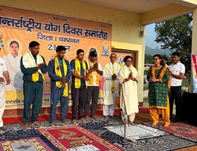 चम्पावत: मुड़ियानी में भव्य योग कार्यक्रम - अंतर्राष्ट्रीय योग दिवस पर बिस्किट और जूस वितरण