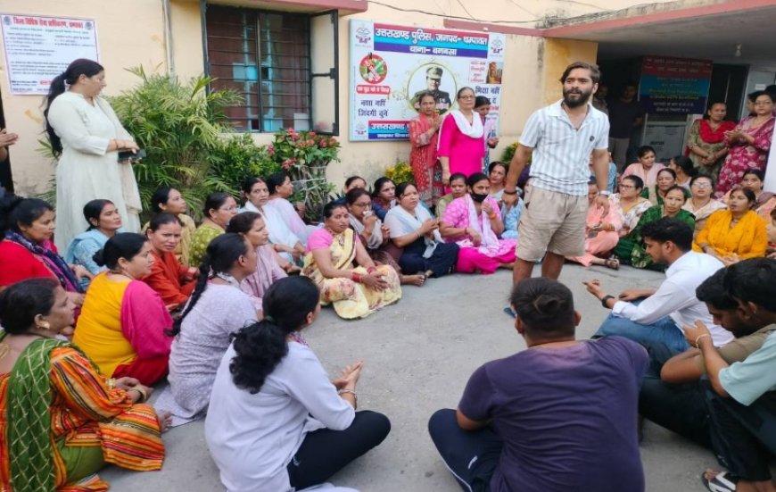 बनबसा में नाबालिग से छेड़छाड़ मामले ने पकड़ी गर्मी, संगठनों ने किया थाने का घेराव