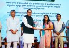 मुख्यमंत्री धामी ने चम्पावत की साहसी बेटी किरण पाण्डेय को सम्मानित किया, मिले ₹25 हजार