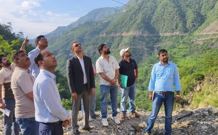पिथौरागढ़ के डीएम ने दौरे के दौरान दिल्ली बैंड, मुन्ना बैंड और चुपकोट बैंड का निरीक्षण किया, मानसून में रूट को सुरक्षित रखने के लिए आवश्यक कदम उठाने के निर्देश