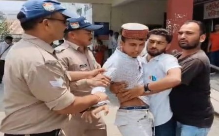 पोस्टर हटाने पर भड़के छात्रसंघ अध्यक्ष, टनकपुर कॉलेज में पेट्रोल छिड़क आत्मदाह का प्रयास; पुलिस की तत्परता से टली अनहोनी