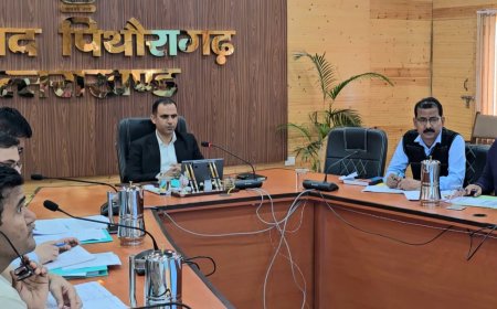 डीएम पिथौरागढ़ ने की विकास से जुड़ी योजनाओं की समीक्षा, दिए अहम निर्देश
