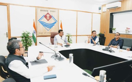 Uttarakhand: मुख्य सचिव के बड़े निर्देश, लागत नियंत्रण के साथ सौर ऊर्जा पर जोर