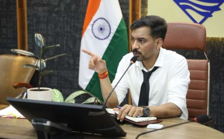 Dehradun: जिलाधिकारी डॉ. आशीष चौहान ने जनहित और नवाचार पर दिया जोर, सभी विभागों को समयबद्ध निर्देश