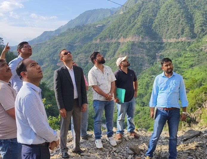 पिथौरागढ़ के डीएम ने दौरे के दौरान दिल्ली बैंड, मुन्ना बैंड और चुपकोट बैंड का निरीक्षण किया, मानसून में रूट को सुरक्षित रखने के लिए आवश्यक कदम उठाने के निर्देश