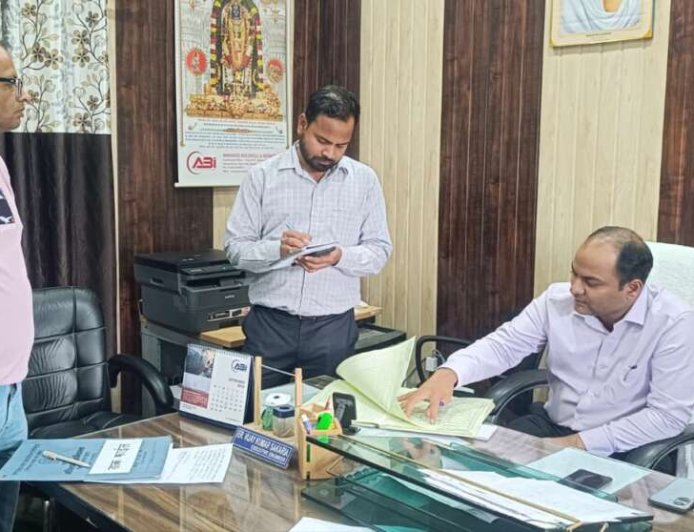 चम्पावत: DM ने UPCL कार्यालय का औचक निरीक्षण, EE समेत छह कर्मचारी अनुपस्थित पाए गए