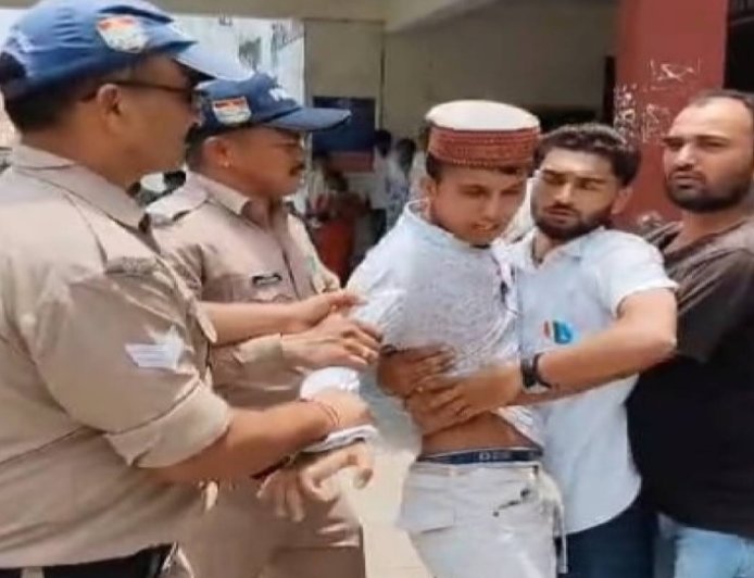 टनकपुर कॉलेज में छात्रसंघ अध्यक्ष का आत्मदाह का प्रयास, पुलिस की तत्परता से बची जानें