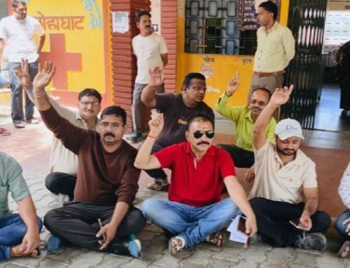 लोहाघाट अस्पताल में 8 डॉक्टरों के तबादले पर ग्रामीणों का आक्रोश, विकास संघर्ष समिति ने आंदोलन की दी चेतावनी