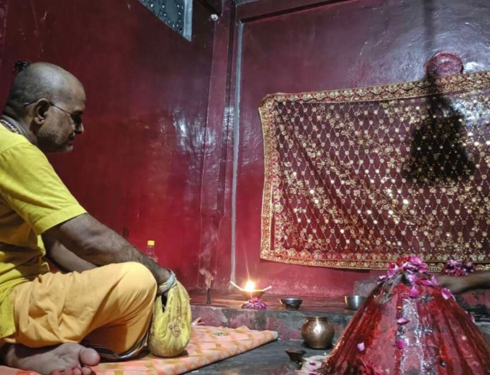 गुप्त नवरात्रि: समय माता मंदिर में मां बगलामुखी की विशेष साधना, लोककल्याण हेतु श्रद्धालुओं की भागीदारी