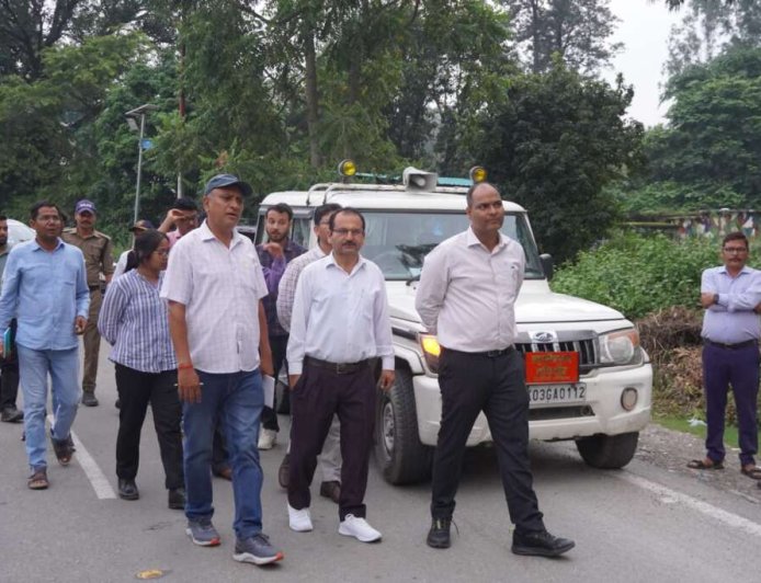 ककराली गेट से माँ पूर्णागिरि मंदिर तक ₹8.10 करोड़ की LED स्ट्रीट लाइट परियोजना, डीएम ने किया निरीक्षण