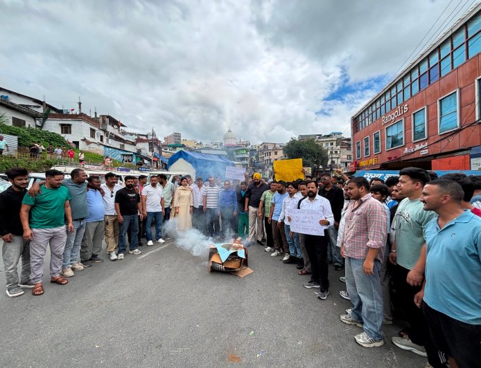 यूथ कांग्रेस का पिथौरागढ़ में जोरदार प्रदर्शन, दिल्ली में लाठीचार्ज और राहुल गांधी के अपमान के खिलाफ बढ़ा आक्रोश