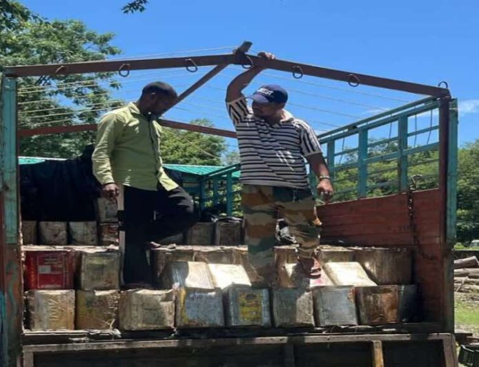 नैनीताल: वन विभाग की कार्यवाही में 480 टिन अवैध शराब से भरा कैंटर पकड़ा गया