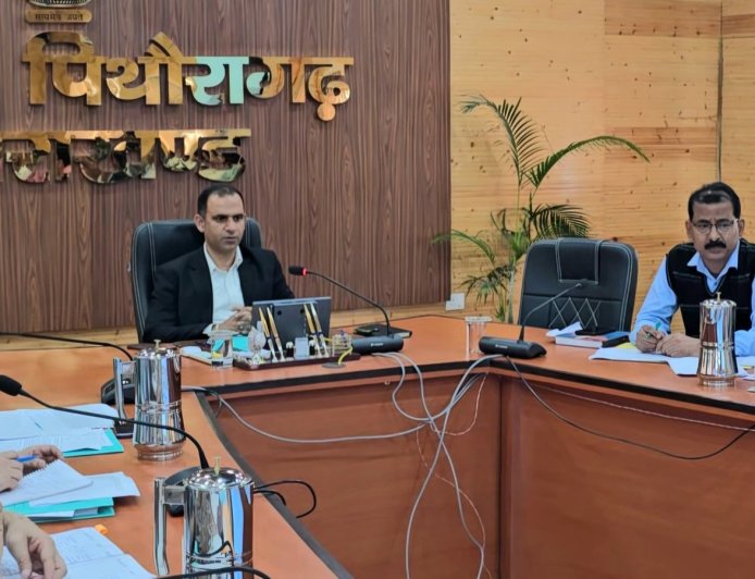 डीएम पिथौरागढ़ की विकास योजनाओं की समीक्षा: महत्वपूर्ण निर्देश जारी