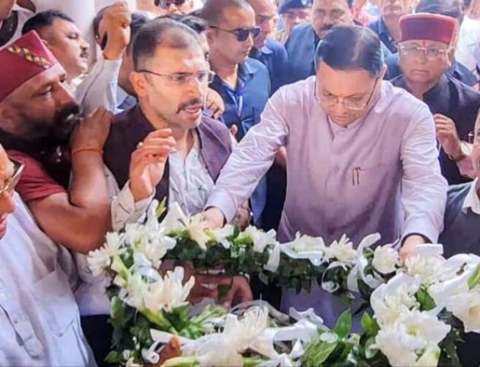 Dehradun: पूर्व कैबिनेट मंत्री हीरा सिंह बिष्ट को सीएम धामी ने दी श्रद्धांजलि, जनसेवा की प्रतिबद्धता का किया गुणगान