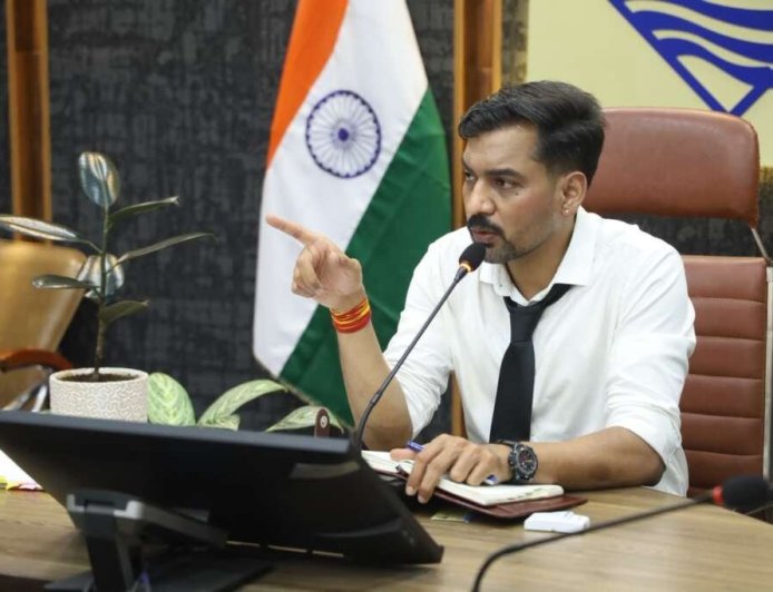 Dehradun: जिलाधिकारी डॉ. आशीष चौहान ने जनहित और नवाचार पर दिया जोर, सभी विभागों को समयबद्ध निर्देश