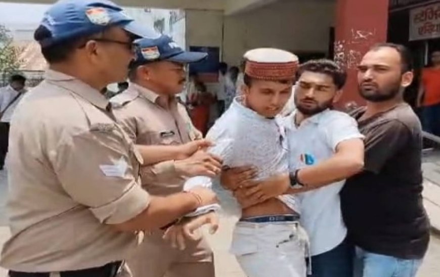 टनकपुर कॉलेज में छात्रसंघ अध्यक्ष का आत्मदाह का प्रयास, पुलिस की तत्परता से बची जानें