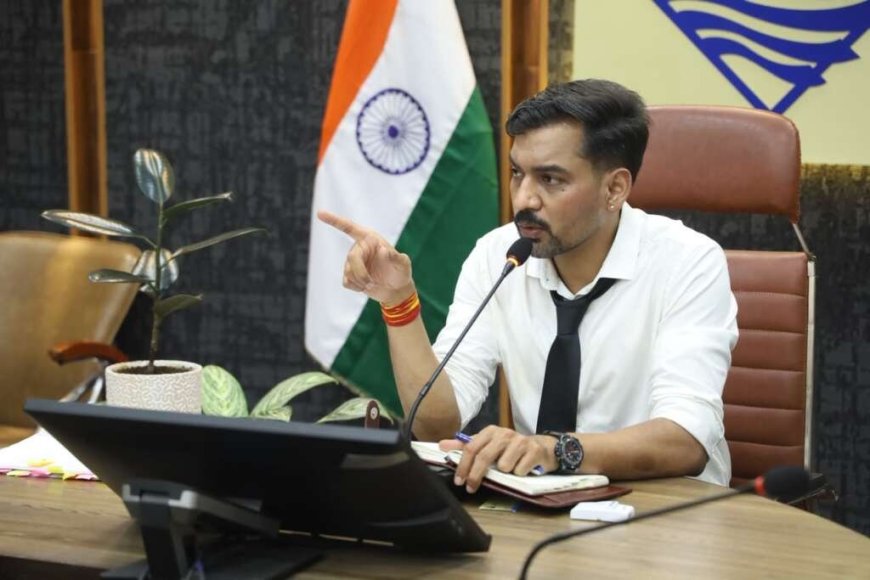 Dehradun: जिलाधिकारी डॉ. आशीष चौहान ने जनहित और नवाचार पर दिया जोर, सभी विभागों को समयबद्ध निर्देश