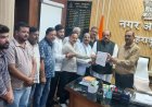 देहरादून नगर निगम में अव्यवस्था को लेकर कांग्रेस का नगर आयुक्त को ज्ञापन