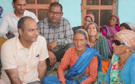 डीएम मनीष कुमार ने नेपाल सीमा के गाँव सील-बरुड़ी में सुनी ग्रामीणों की समस्याएं, 16 किमी की पैदल यात्रा की