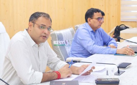 डीएम चमोली ने मुख्यमंत्री हेल्पलाइन पर आयी शिकायतों का गहन विश्लेषण किया