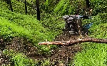 खाई में गिरा कृषि उपकरणों से भरा कैंटर: नैनीताल में दर्दनाक सड़क हादसा, चालक की मौत और तीन घायल