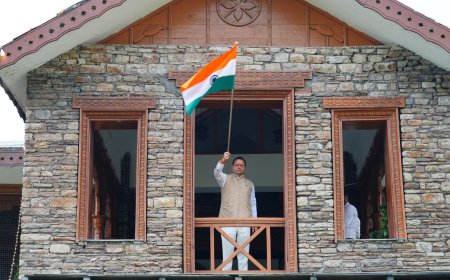 सीएम धामी ने शासकीय आवास पर फहराया तिरंगा