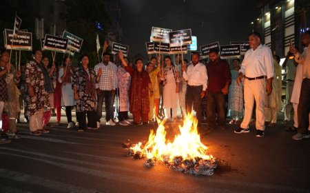 देहरादून में कांग्रेस का विरोध, हत्या व कानून व्यवस्था पर उठाए सवाल के बीच पुतले का दहन