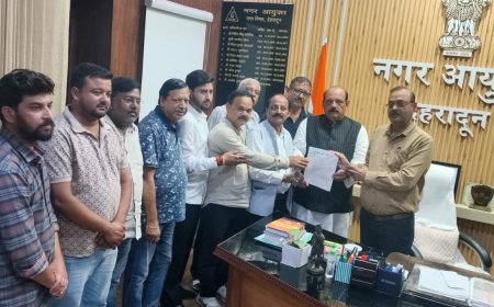 देहरादून नगर निगम में अव्यवस्था को लेकर कांग्रेस का नगर आयुक्त को ज्ञापन