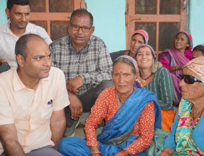 डीएम मनीष कुमार ने नेपाल सीमा के गाँव सील-बरुड़ी में सुनी ग्रामीणों की समस्याएं, 16 किमी की पैदल यात्रा की