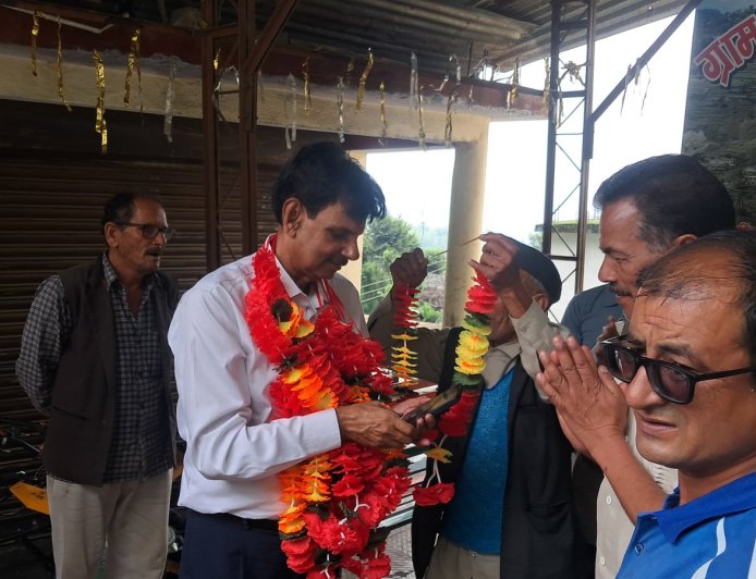 प्रतापनगर विधानसभा हेतु चुनावी चुनौती का सामना कर रहे सीनियर बीजेपी नेता राजेश्वर पैन्यूली, ग्रामीणों की समस्याओं को सुनने में व्यस्त
