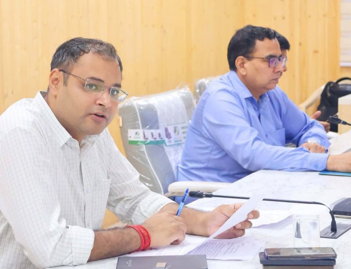 डीएम चमोली ने मुख्यमंत्री हेल्पलाइन पर आयी शिकायतों का गहन विश्लेषण किया