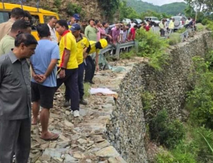 उत्तराखंड का दर्दनाक सड़क हादसा: देवप्रयाग-पौड़ी मार्ग पर बोलेरो खाई में गिरी, 5 परिवार के सदस्यों की गई जान