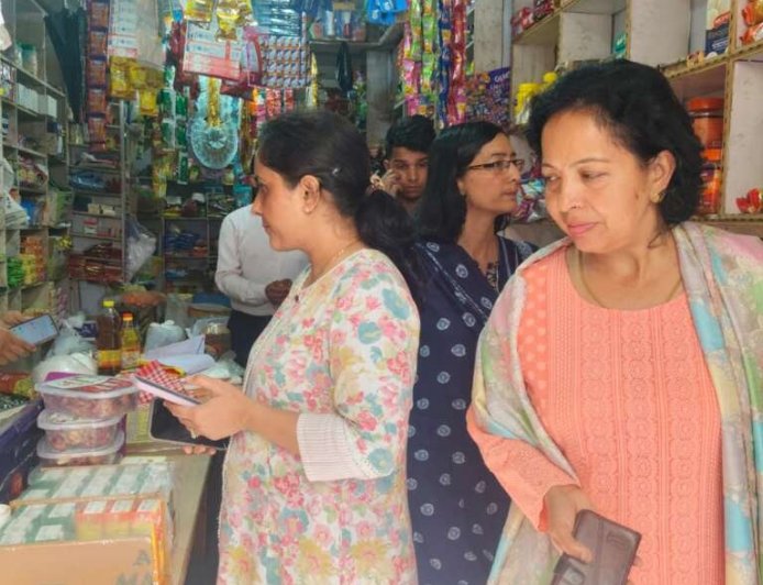 लोहाघाट में दुकानों और जनरल स्टोरों का सघन निरीक्षण: जिलाधिकारी के आदेश पर कार्रवाई