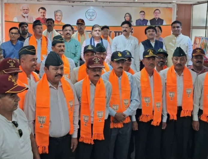 उत्तराखंड बीजेपी में पूर्व सैनिकों की प्रमाणपत्र कार्यक्रम में भारी भागीदारी