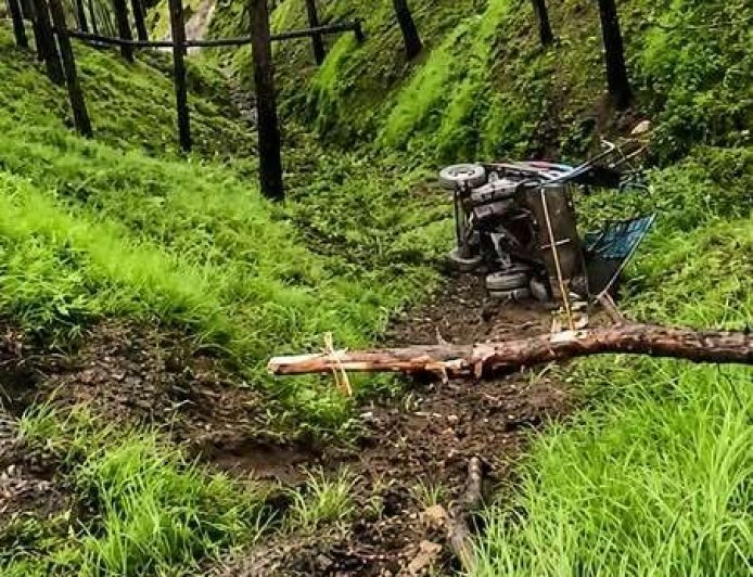 खाई में गिरा कृषि उपकरणों से भरा कैंटर: नैनीताल में दर्दनाक सड़क हादसा, चालक की मौत और तीन घायल