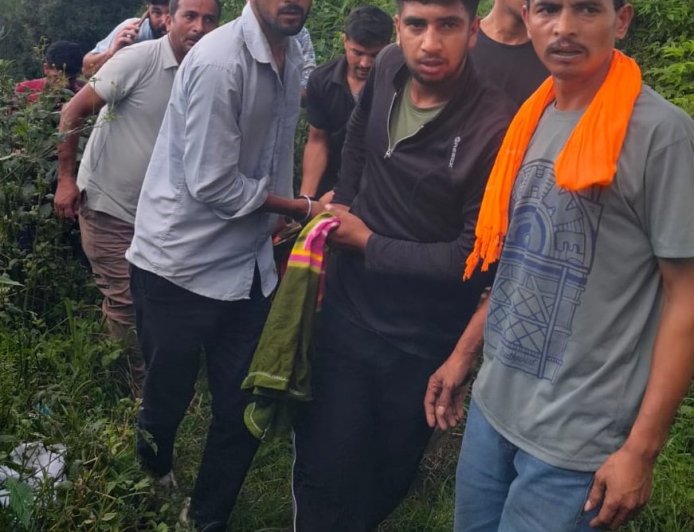 चम्पावत में सड़क हादसा: कार खाई में गिरी, एक की मौत और तीन घायल