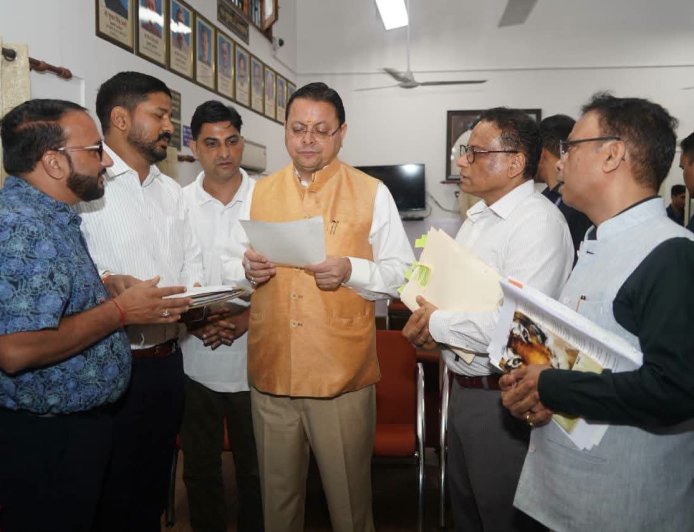 सीएम धामी ने कर्मचारी संगठनों के प्रतिनिधिमंडल से की बातचीत - महत्वपूर्ण समाधान के निर्देश