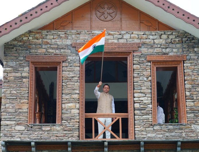 सीएम धामी ने शासकीय आवास पर फहराया तिरंगा