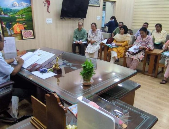 Haldwani News: अस्पतालों में मरीजों को बाहर की दवा लिखी तो होगी कार्रवाई, DM ललित मोहन रयाल के सख्त निर्देश