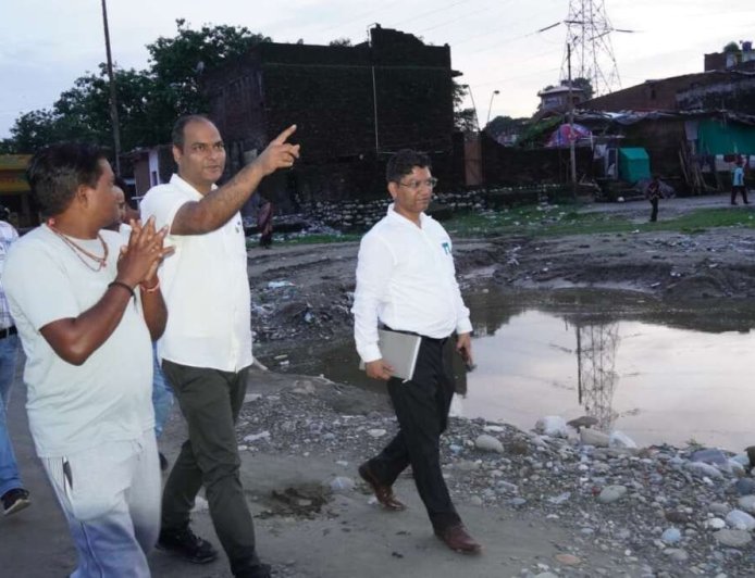जिलाधिकारी ने शारदा घाट पर निर्माण कार्यों का किया स्थलीय निरीक्षण, कार्यों में तेजी लाने के दिए निर्देश