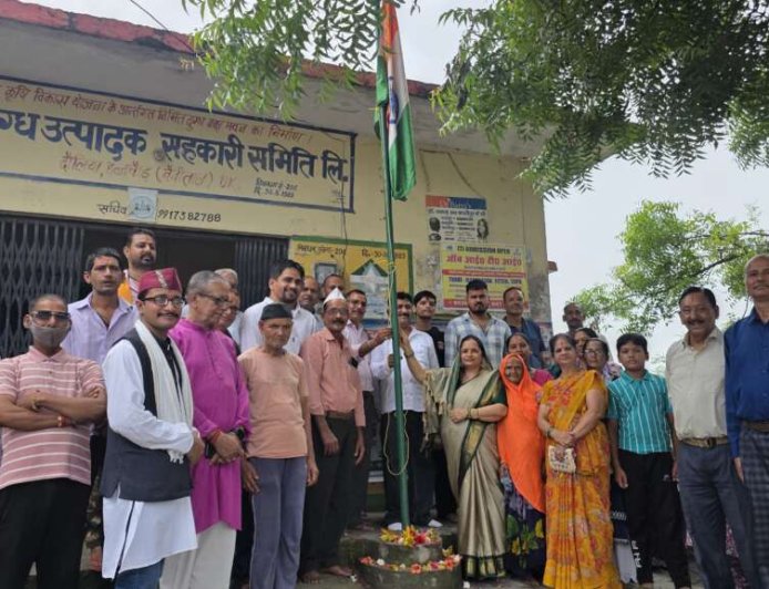 स्वतंत्रता दिवस पर हल्दूचौड़-दौलिया में फलदार पौधों का वितरण और स्वच्छता अभियान
