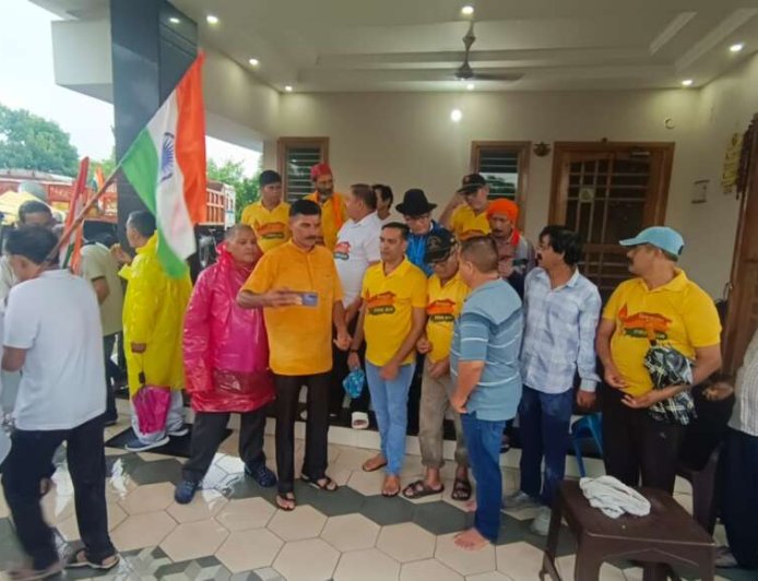 बिंदुखत्ता: बारिश की परवाह किए बिना राजस्व ग्राम की मांग, सैकड़ों लोगों ने किया जनजागरण