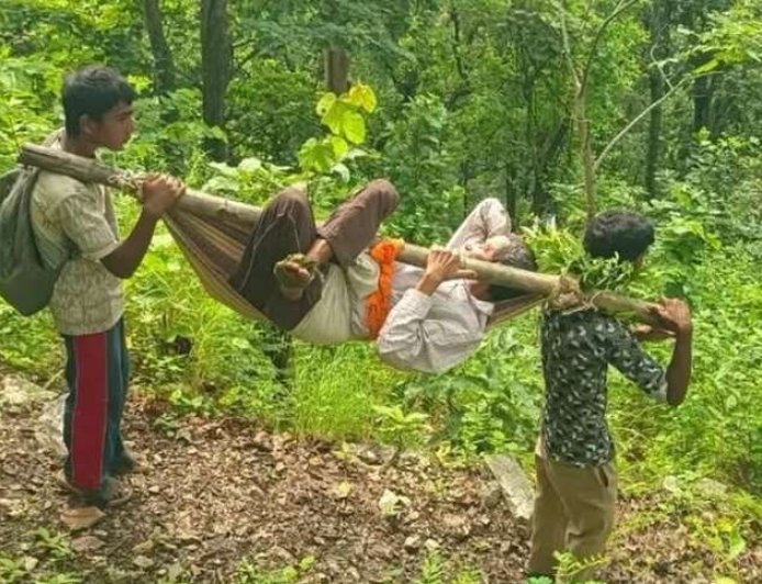 चम्पावत: बकोड़ा में सड़क निर्माण का इंतजार जारी, घायल किसान को कंधों पर ले जाने की तस्वीरें सोशल मीडिया पर वायरल