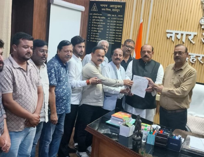 देहरादून नगर निगम में अव्यवस्था को लेकर कांग्रेस का नगर आयुक्त को ज्ञापन